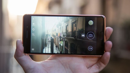 Nokia 6 được trang bị camera sau độ phân giải 16 megapixel khẩu độ f/2.0, hỗ trợ khả năng lấy nét theo pha PDAF, đèn flash LED kép và camera trước độ phân giải 8 megapixel cùng khẩu độ như camera. Ngoài ra thiết bị còn được tích hợp công nghệ âm thanh Dolby Atmos cho trải nghiệm nghe nhạc hoặc xem phim tốt hơn.