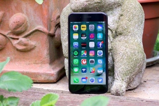 iPhone 7 Plus: Chắc chắn iPhone 8 sẽ có các thông số kỹ thuật và tính năng tốt hơn so với người tiền nhiệm, nhưng iPhone 7 Plus vẫn là một lựa chọn thay thế hợp lý với màn hình 5,5 inch rực rỡ, bộ nhớ khủng 256GB và hệ thống camera kép 12MP với chất lượng ảnh chụp tốt nhất.