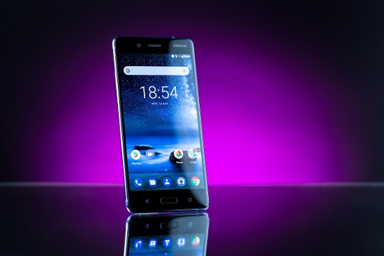 Nokia 8: Nokia trở lại với dòng smartphone cao cấp với chiếc Nokia 8, mang trên mình nhiệm vụ là đối thủ của iPhone và các đối thủ khác từ Samsung, HTC, LG ... Vì vậy Nokia 8 đi kèm cấu hình phần cứng tương đương với Galaxy S8, HTC U11 … bao gồm cả tính năng màn hình luôn bật (Always-on Display), sạc nhanh qua USB-C, sạc nhanh ...