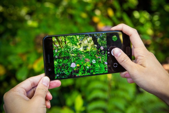 Tuy nhiên OnePlus 5 lại sở hữu phần cứng tương đương Galaxy Note 8, thậm chí có cả phiên bản RAM 8GB, cũng được trang bị cụm camera kép với camera chính 16 megapixel để chụp ảnh thường, trong khi camera thứ hai sử dụng ống kính tele độ phân giải 20 megapixel cho khả năng chụp xóa phông không thể tốt hơn trong phân khúc giá. 
