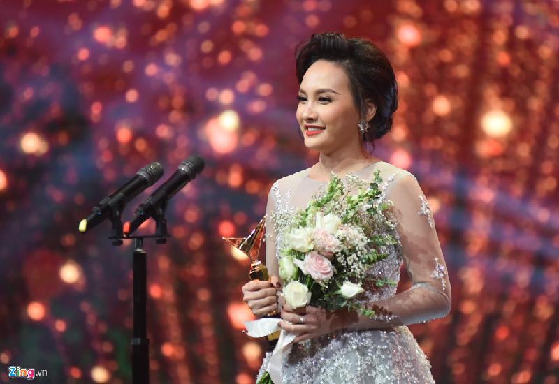 Trên sân khấu VTV Awards, Bảo Thanh đặc biệt gửi lời cảm ơn ông xã đã luôn ủng hộ và đồng hành cùng cô trên con đường nghệ thuật. Trong thời gian nữ diễn viên vướng lùm xùm nhắn tin 
