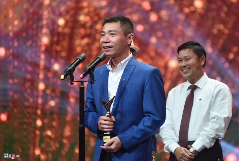 Nghệ sĩ Công Lý thay mặt ê-kíp Táo quân Xuân Đinh Dậu nhận giải thưởng 