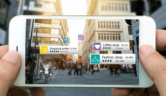 Công nghệ thực tế ảo: Cả ba chiếc iPhone mới của Apple đều được hỗ trợ công nghệ tăng cường thực tế ảo AR (Augmented reality). Nhưng công nghệ AR của Apple mang lại trải nghiệm chân thật hơn, các trò chơi hay hình ảnh trong thế giới ảo sẽ xuất hiện ngay trên màn hình với khung cảnh nơi bạn đang ở được lấy dữ liệu từ camera. 