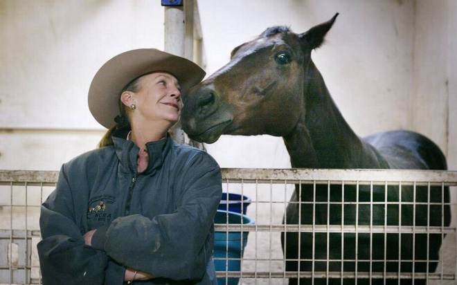 Từng ly hôn 2 lần và không có con, Walton cũng yêu thích đua ngựa và nuôi nhiều tại trang trại Rocking W Ranch.