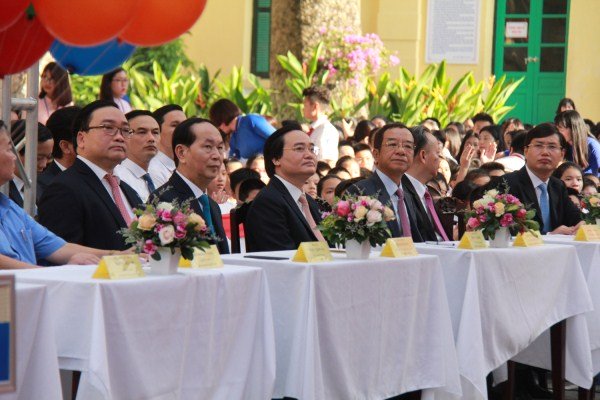 Chủ tịch nước Trần Đại Quang, Bộ trưởng Bộ GD-ĐT Phùng Xuân Nhạ đã tham dự lễ khai giảng tại Trường THCS Trưng Vương (Hà Nội)