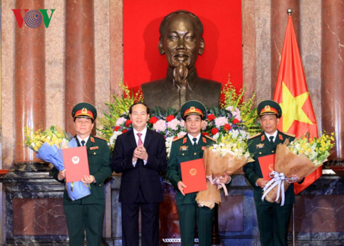 Chủ tịch nước trao Quyết định và tặng hoa các sỹ quan được thăng quân hàm