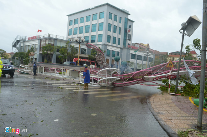 Hai chiếc cổng chào ở TP Đồng Hới bị quật đổ trong bão số 10. Ảnh: Văn Được.