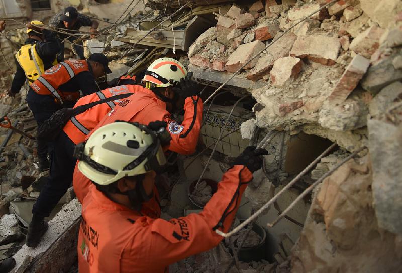 Số người chết có thể tăng lên đến hơn 80 người trong khi lực lượng cứu hộ vẫn đang nỗ lực tìm kiếm người sống sót cũng như thi thể. Chính quyền đã cảnh báo một cơn địa chấn khác có thể xảy ra trong vòng 24 giờ. Ảnh: Getty.