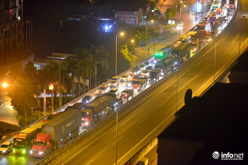 Đường vành đai 3 trên cao đoạn qua đường Nguyễn Xiển, xe ô tô phải dàn hàng 3 hàng 4 di chuyển.