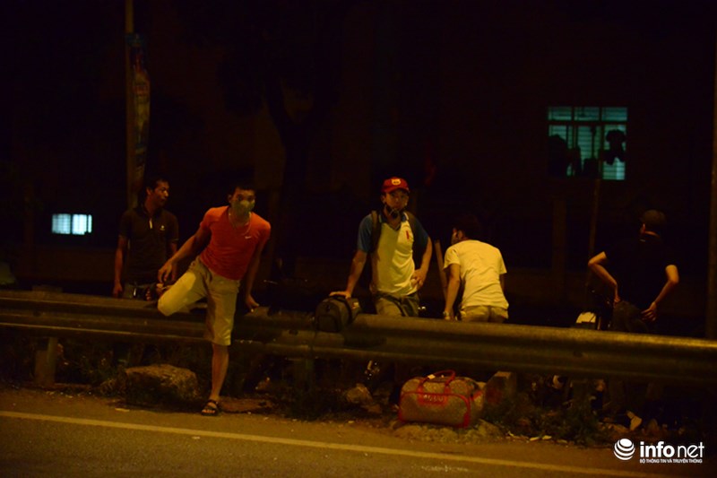 Các sinh viên vạ vật nửa đêm giữa đường cao tốc chờ bắt xe về quê.