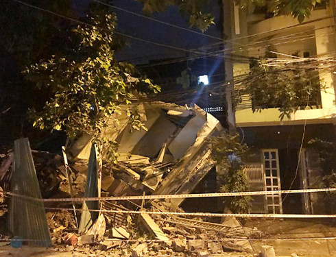 Nhà ba tầng ở Sài Gòn sập, đè nát căn bên cạnh