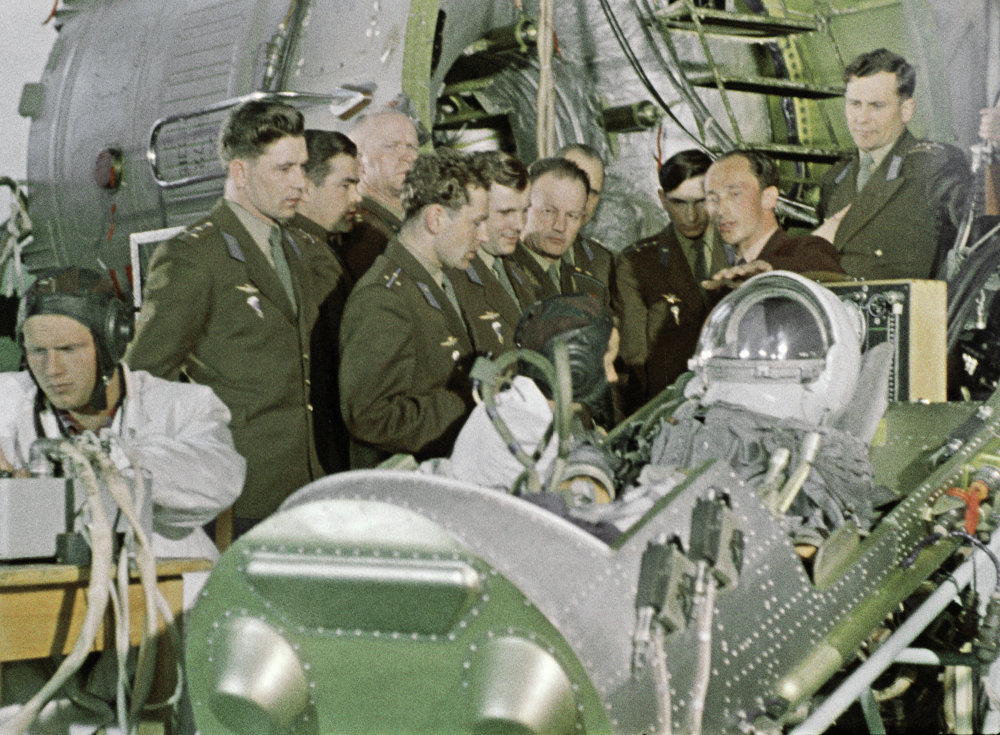 Phi công người Đức Titov (trái giữa) và Yuri Gagarin (giữa thứ 2 từ trái sang) cùng với một nhóm huấn luyện phi hành gia đang nghiên cứu các thiết bị vũ trụ.