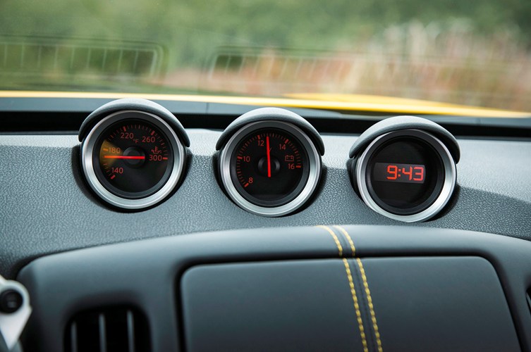 Về nội thất, khoang cabin của 370Z 2018 được trang bị hệ thống màn hình cảm ứng 7 inch mới nhất của Nissan, định vị vệ tinh, camera phía sau, máy quay đảo chiều cùng với cổng DVD, hệ thống thông tin giải trí mới NissanConnect Premium infotainment (tùy chọn).