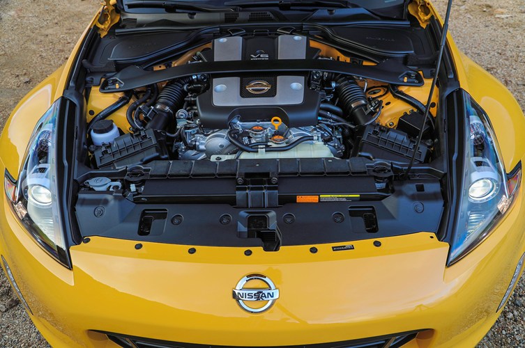 Dưới nắp ca-pô, phiên bản nâng cấp của mẫu xe thể thao Nissan 370Z này vẫn được trang bị động cơ V6 3.7 lít với sức mạnh 323 mã lực cùng hộp số sàn 6 cấp và khách hàng cũng có thay đổi sang hộp số tự động 7 cấp nhằm giúp xe có tăng khả năng tăng tốc.