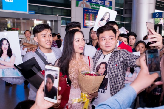 Vừa đáp sân bay, Hạnh Lê được hàng trăm Fans xin chụp hình và hô vang tên của mình. Người đẹp cho biết cô rất bất ngờ vì không nghĩ mình có nhiều người hâm mộ đến như vậy. 