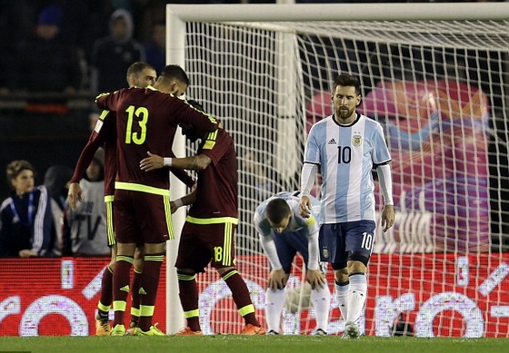 Messi không giấu được vẻ thất vọng sau trận hòa như thua trước Venezuela