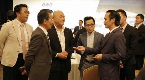 Chủ tịch Tập đoàn FLC Trịnh Văn Quyết (bên phải) trao đổi với các nhà đầu tư Nhật Bản.