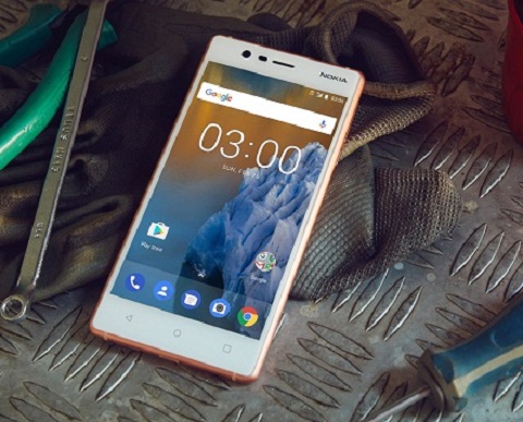Nokia 3: 3 triệu đồng. Năm 2017 này, Nokia đã đánh dấu sự trở lại với 3 mẫu điện thoại, Nokia 3 là một trong số đó. Một sản phẩm ở phân khúc giá rẻ song lại được hỗ trợ công nghệ kết nối 4G. Nokia 3 được trang bị màn hình IPS LCD, 5 inch, độ phân giải 720 x 1280 pixels cho khả năng hiển thị tốt, khá chi tiết kết hợp với kính cường lực Gorilla Glass sẽ bảo vệ thiết bị tốt hơn khỏi những trầy xước bên ngoài. Nokia 3 được trang bị sẵn hệ điều hành Android 7.0 Nougat kết hợp với con chip MT6737 4 nhân cho tốc độ 1.3 Ghz mang lại một hiệu năng tạm ổn. Bên cạnh đó, thiết bị còn được trang bị RAM 2 GB, ROM 16GB có khả năng hỗ trợ thẻ nhớ ngoài lên đến 128GB.