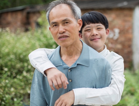 Ông Junxiu Wang đoàn tụ với con trai sau bốn năm tìm kiếm