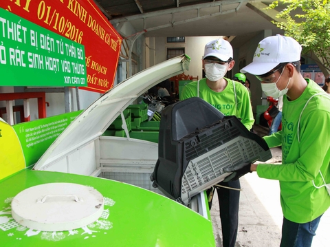 Các tình nguyện viên của Việt Nam Tái Chế bỏ rác thải điện tử vào thùng thu gom