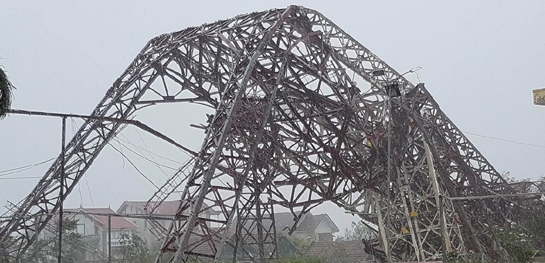Hà Tĩnh: Một huyện hơn 2 vạn ngôi nhà bị hư hại, đổ sập tháp truyền hình