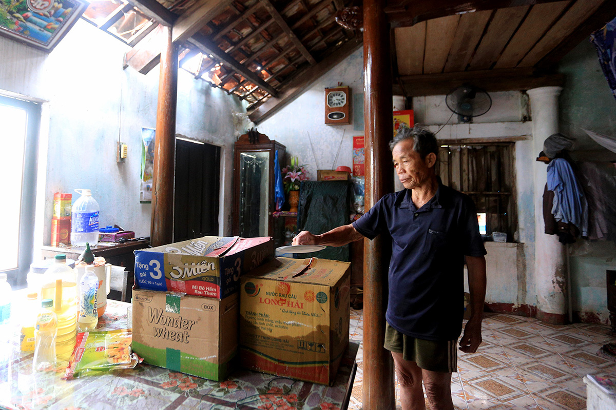 Cách nhà ông Bình vài ngõ là nhà của vợ chồng cụ Hoàng Văn Định (70 tuổi). Sống trong căn nhà cũ, từ hôm qua vợ chồng cụ được chính quyền di dời đến ở tạm một căn nhà kiên cố. 