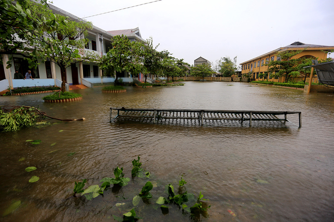 Cơn bão đã làm tốc mái nhiều trường học, hư hại nhiều hạng mục khác như cổng trường, nhà để xe, nhà bếp... Nhiều ngôi trường cũng đang ngập trong nước mưa. Hôm nay, học sinh những địa phương chịu ảnh hưởng của bão được nghỉ học.
