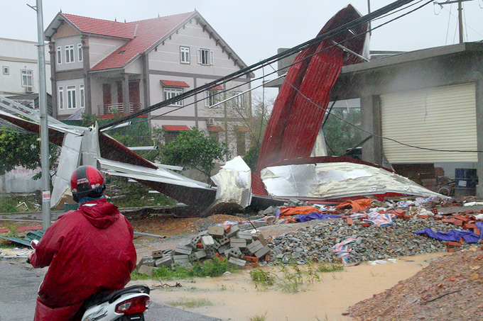 Tại thị xã Kỳ Anh (Hà Tĩnh), bão quật tốc mái hơn 23.000 ngôi nhà, trong đó nhiều ngôi nhà đổ sập.