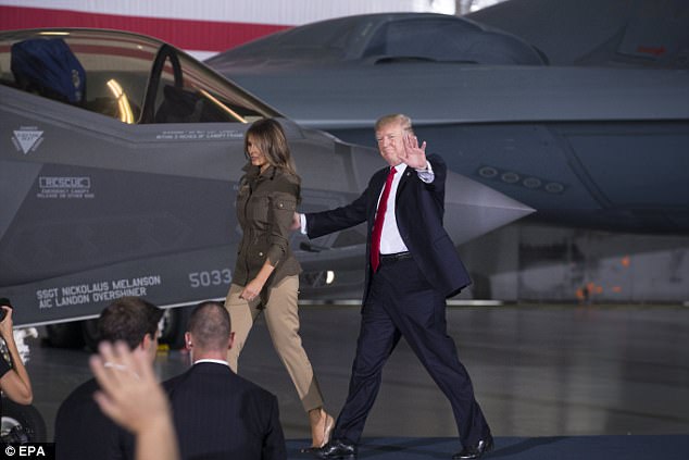 Ông Trump và vợ đã đến căn cứ không quân ở Maryland để thị sát những vũ khí mạnh nhất của Không quân Mỹ cũng như có bài phát biểu trước các binh sĩ của Lực lượng Không quân