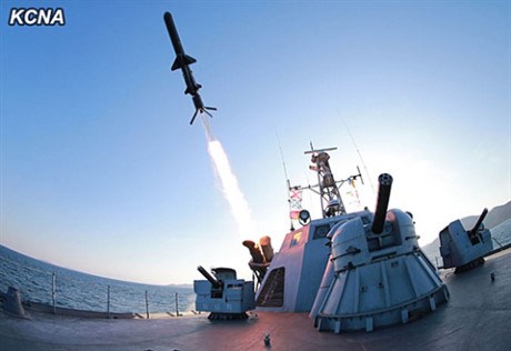 Theo phân tích của các chuyên gia quân sự, Bình Nhưỡng không chỉ sở hữu kho tên lửa đạn đạo liên lục địa cực khủng mà nước này còn tự trang bị cho mình các dòng tên lửa đối hạm tiên tiến cho phép bảo vệ Triều Tiên trước mọi mối đe dọa từ trên biển. Số lượng tên lửa chống hạm của nước này có thể lên đến hàng ngàn đơn vị và đang được hiện đại hóa theo từng năm. Nguồn ảnh: KCNA.