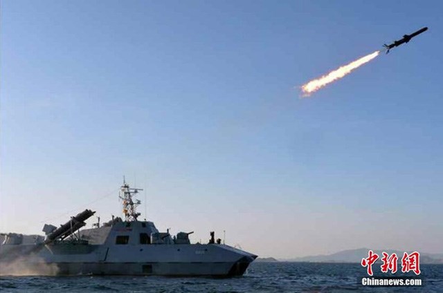 Nói về tên lửa chống hạm Triều Tiên không thể không nói đến cái tên KN-09, một biến thể của tên lửa chống hạm Kh-35 của Nga, dĩ nhiên Moscow không bao giờ bán Kh-35 cho Bình Nhưỡng mà nước này có thể đã tiếp cận được Kh-35 từ thị trường vũ khí chợ đen. Từ đó họ cho ra đời KN-09 đây cũng là dòng tên lửa chống hạm mạnh nhất của Triều Tiên hiện nay. Nguồn ảnh: Chinanews.