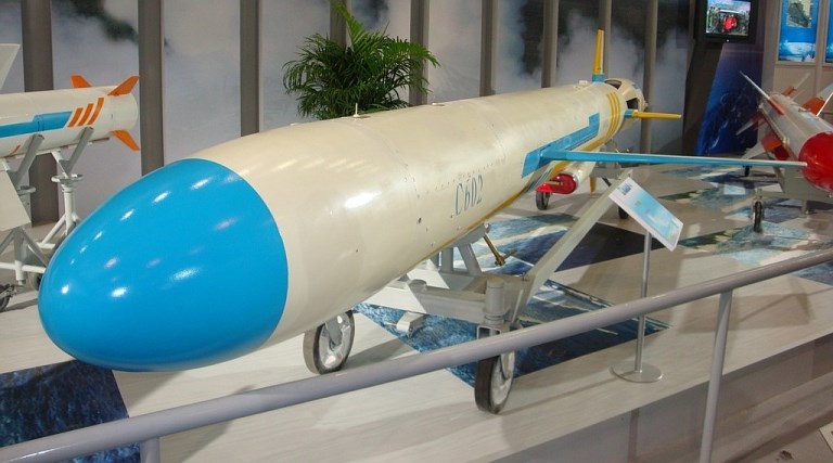 Bên cạnh KN-09, trong những năm trước đó Triều Tiên cũng tích cực tiếp cận công nghệ tên lửa chống hạm C-602 biến thể xuất khẩu của tên lửa chống hạm YJ-62 do Trungg Quốc chế tạo. Bản chất của C-602 là một mẫu tên lửa hành trình chống hạm được triển khai từ các tổ hợp phóng trên biển hoặc trên bờ với khả năng tấn công được nhiều loại mục tiêu khác nhau. Tuy nhiên cho tới hiện tại vẫn chưa có thông tin chính thức về việc Triều Tiên sở hữu C-602. Nguồn ảnh: Zhenguan Studio.