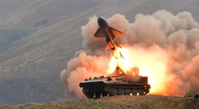 Bản thân các dòng tên lửa KN-01 của Triều Tiên có thông số không mấy rõ ràng nhưng dựa trên nguyên mẫu của P-15 ta có thể dự đoán được tầm bắn của nó vào khoảng 100km -130km hoặc có thể hơn. Các tên lửa này có thể mang theo đầu đạn nặng đến 500kg với khả năng thực hiện hành trình bay ở tốc độ cận âm gần Mach 1. Nguồn ảnh: NK News.