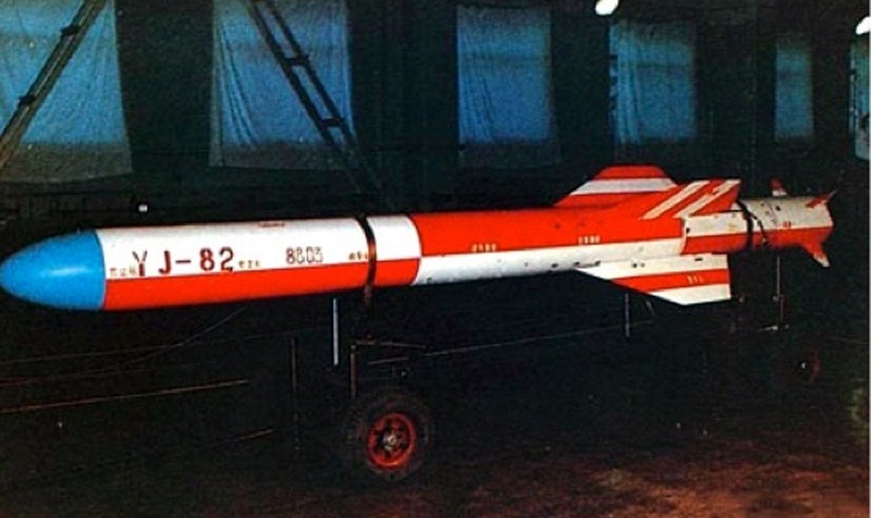 Một mẫu tên lửa chống hạm khác nhiều khả năng được Triều Tiên có được từ Trung Quốc là tên lửa chống hạm C-802 biến thể xuất khẩu của tên lửa YJ-82, thậm chí C-802 còn phổ biến tới mức Bình Nhưỡng có thể mua nó ở bất kỳ đâu trên thị trường chợ đen mà không cần qua Trung Quốc. Nguồn ảnh: Defense Media.