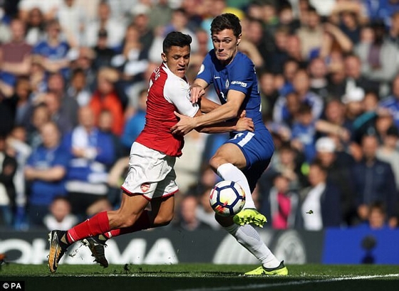 Arsenal vẫn chơi tốt ngay cả khi không có Sanchez (trái) trong 2/3 thời gian thi đấu!
