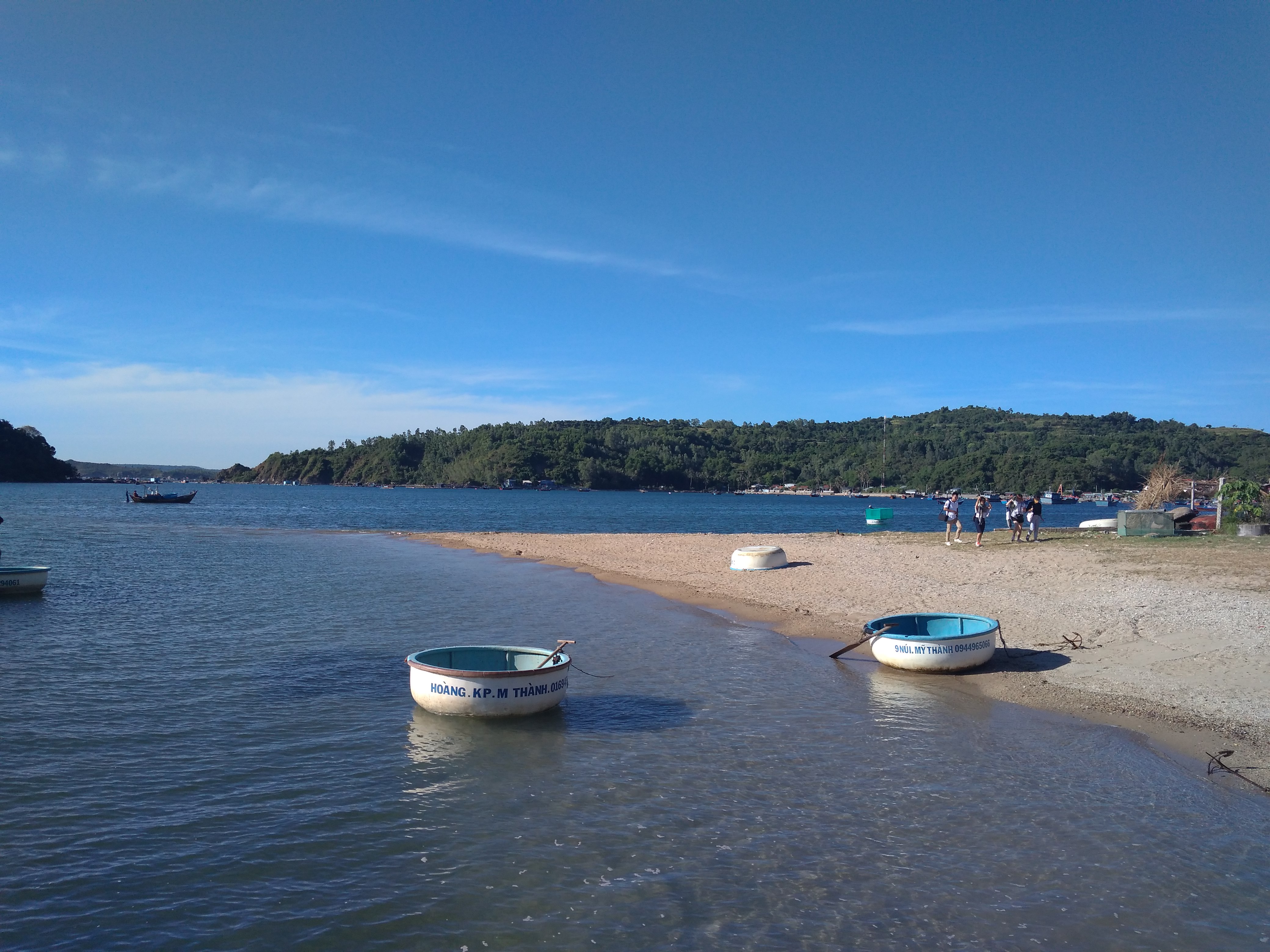 Buổi sáng trên vịnh Xuân Đài, bên bến thuyền chuẩn bị sang đảo Nhất Tự Sơn. Bạn có thể lội nước qua đảo hoặc đi cano