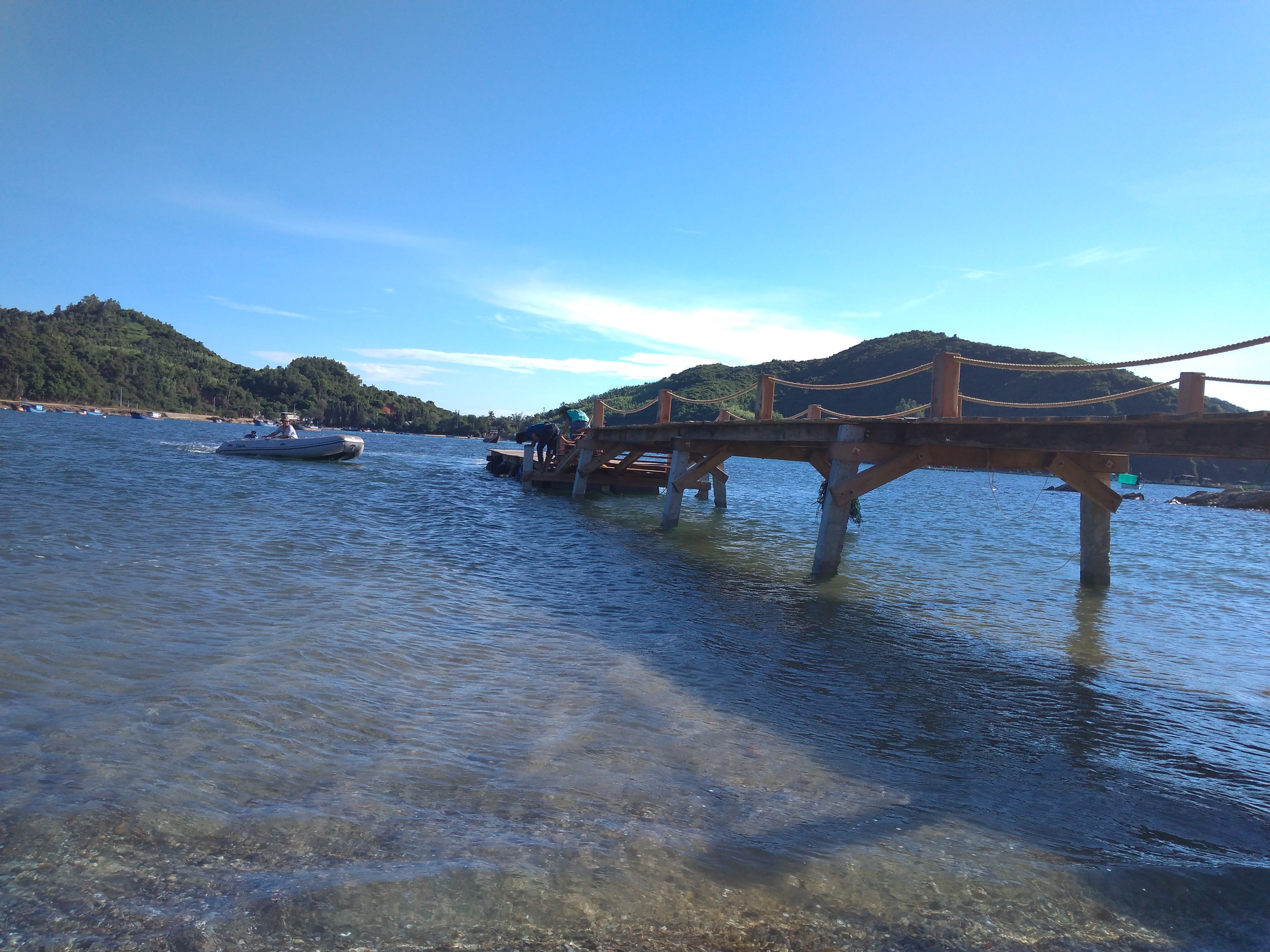 Cầu tàu trên đảo Nhất Tự Sơn