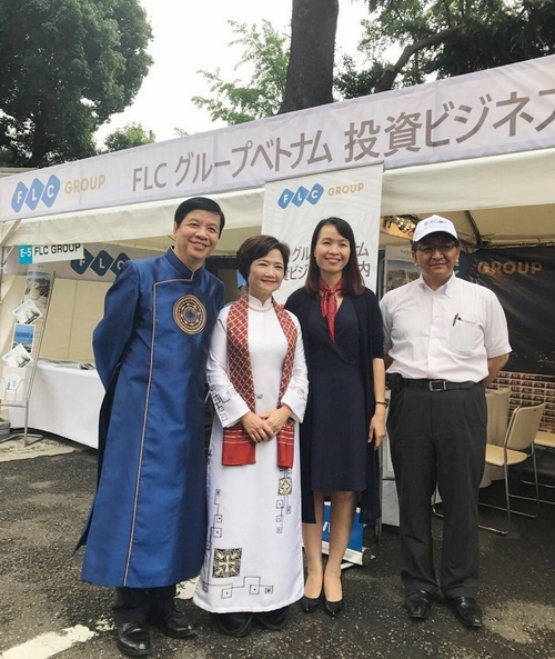 (Từ trái qua) Đại sứ đặc mệnh toàn quyền Việt Nam tại Nhật Bản Nguyễn Quốc Cường và phu nhân