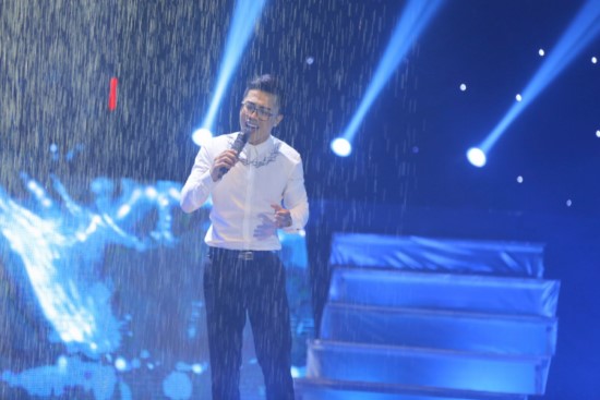 MC Quốc Bình tiếp tục có đêm thi đầy an toàn với ca khúc Lạnh trọn đêm mưa.