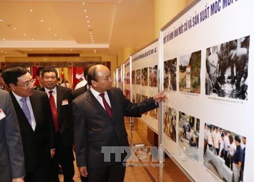 Thủ tướng Nguyễn Xuân Phúc xem một số hình ảnh về khu vực biên giới và các sự kiện đàm phán về biên giới Việt Nam - Lào. Ảnh: Thống Nhất/TTXVN