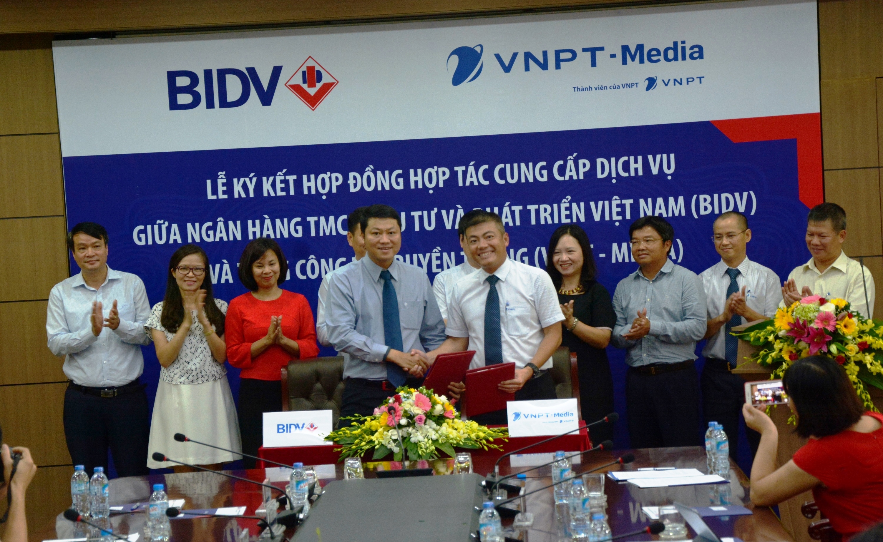 Ông Ngô Diên Hy,Tổng giám đốc VNPT-Media và ông Lê Ngọc Lâm, Phó Tổng giám đốc BIDV cùng ký kết văn bản