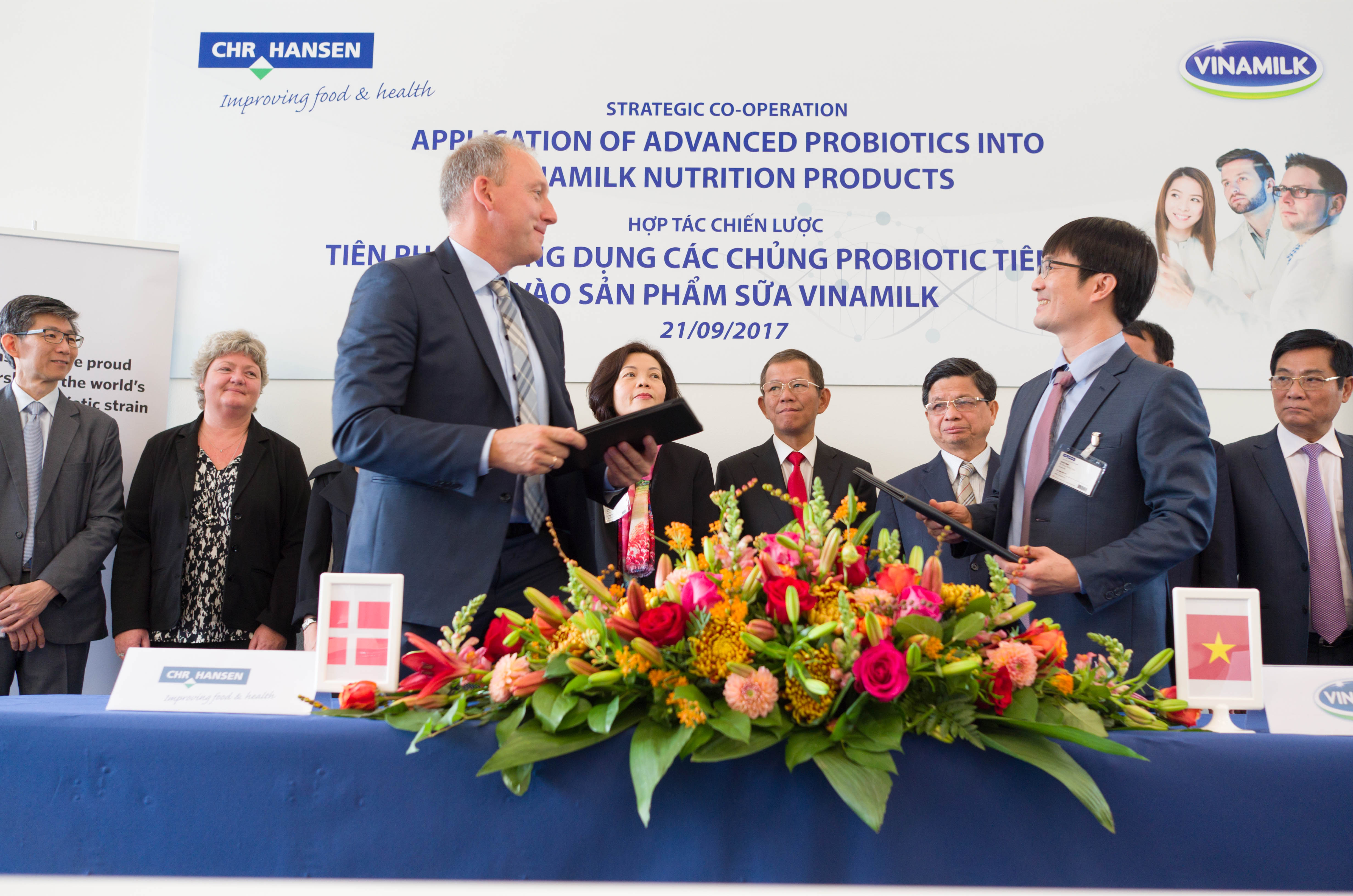 Ông Phan Minh Tiên, giám đốc điều hành marketing Vinamilk và ông Lasse Nagell, phó chủ tịch cấp cao Tập đoàn Chr.Hansen trao thỏa thuận hợp tác tại buổi lễ ký kết