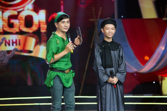 Hữu Tấn xuất hiện trên sân khấu với bộ áo dài khăn đống bằng the đen.