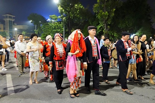 Ngay lập tức, đoàn rước dâu đã thu hút sự chú ý của nhiều người. Với không ít người, đây là lần đầu tiên được tận mắt chứng kiến một lễ cưới của người Dao ở Tuyên Quang được tái hiện tại Thủ đô.
