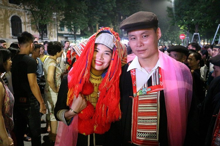 Chú rể Phạm Văn sinh và cô dâu Đỗ Hồng Quý (người Tuyên Quang) là nhân vật chính của buổi lễ. Đôi vợ chồng được buộc dải khăn đỏ, tượng trưng cho sợi dây tơ hồng, nối kết hạnh phúc trăm năm bền chặt.