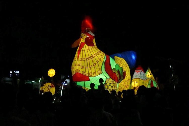 Cũng trong tối ngày 22/9/2017, để mở màn cho sự kiện tuần lễ Trung Thu Phố Cổ, một mô hình đèn lồng lớn mô phỏng con gà đã trưng bày và diễu hành quanh khu phố đi bộ Hồ Gươm và đã thu hút rất nhiều sự chú ý đến từ người dân Thủ Đô.