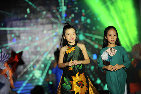 150 nhóc tỳ Hà Thành tự tin sải bước trên sàn catwalk như người mẫu chuyên nghiệp