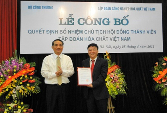 Ông Nguyễn Anh Dũng (phải) tại lễ nhận quyết định Chủ tịch Hội đồng thành viên Tập đoàn Hóa chất Việt Nam. Ảnh: Internet