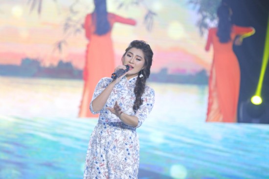 Khác với hình ảnh quyến rũ, sexy trong những tập trước, tuần này Thanh Trúc chọn trang phục áo dài hoa màu sắc nhẹ nhàng, trang nhã. 
