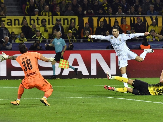 CR7 lập cú đúp bàn thắng vào lưới Dortmund